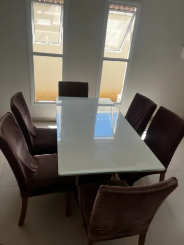 Conjunto Sala de Jantar com mesa, tampo em vidro e 6 cadeiras