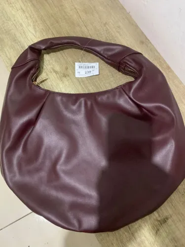 Bolsa femina da C&A modelo hobo,na elegância cor bordô/vinho feito em material couro macio