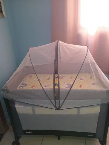 Vendo berço portátil com colchão  usado poucas vezes 