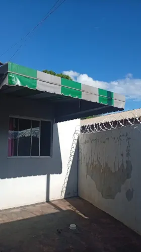 Toldo em lona com estrutura de metal 2,27m 2,15m por 0,4m em ótimo estado 