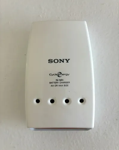 Carregador de Pilhas Sony CycleEnergy AA & AAA