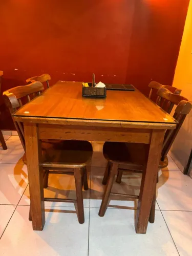 9 Mesas de madeira maciça, acompanha tapão de vidro de 10mm e 4 cadeira por mesa.