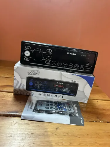 Rádio automotivo com Bluetooth na caixa