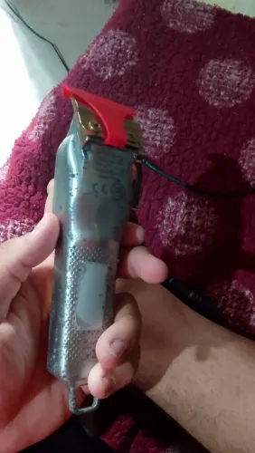 Máquina de barbeiro e tesoura ?