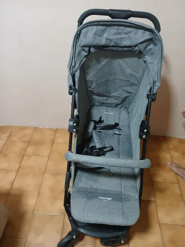 Carrinho de bebe e bebe conforto