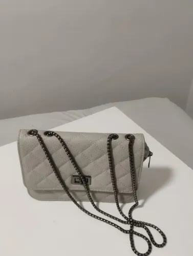 Bolsa transversa matelassê cinza claro