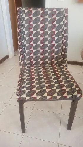 Mesa de jantar retangular madeira maciça super resistente em ótimo estado de conservação. 