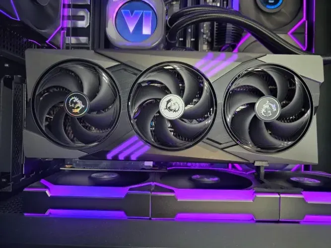 Placa de Vídeo GPU Nvidia Geforce RTX 5080 MSI Gaming Trio 16GB GDDR7 na Caixa- Pouco uso