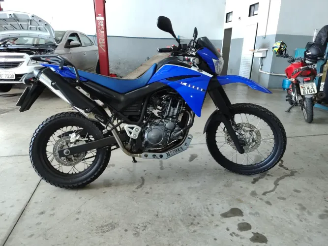 Moto toda revisada pneus novos só pega e anda chama no * .