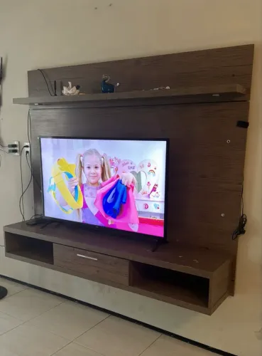 Painel para TV Grande com Bancada Suspensa e LED - Excelente Estado