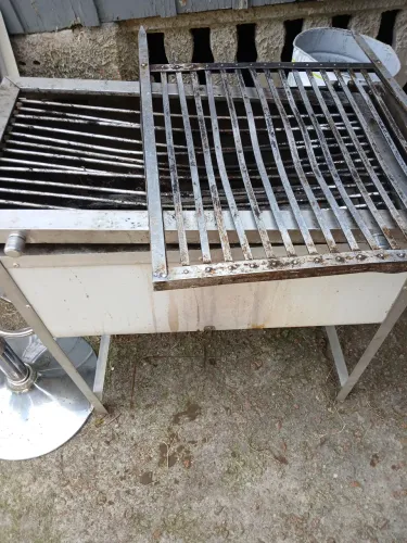 Churrasqueira pequena toda de alumínio acompanha grelha