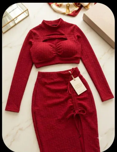 Conjunto saia muda e cropt....
