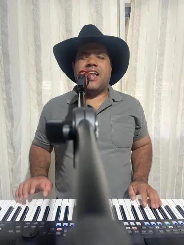 Festa junina animada é comigo betão do acordeon no teclado pra você não demora par agendar