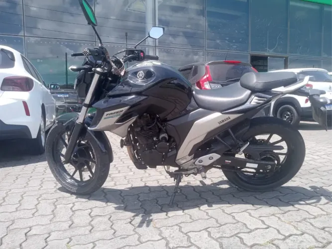 Yamaha Fazer, preta