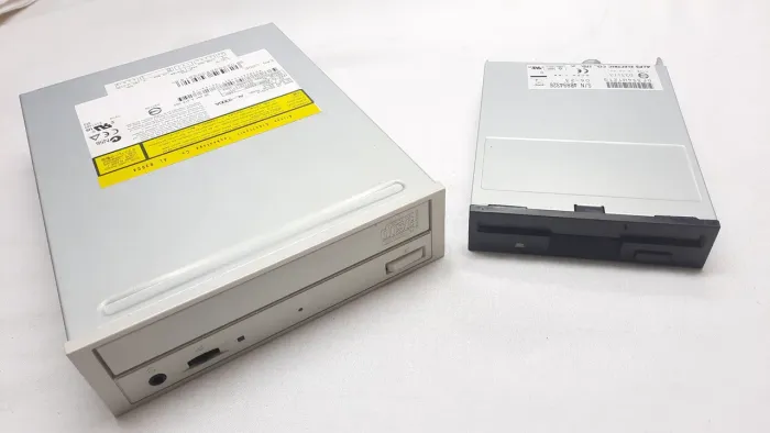 Leitor de disquete antigo + leitor de CDRW semi-novos em ótimo estado