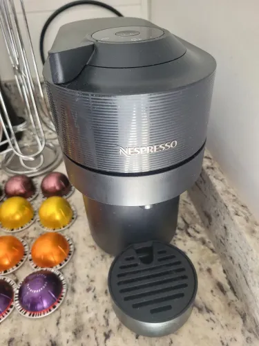 Cafeteira elétrica Nespresso + porta capsulas + 28 capsulas