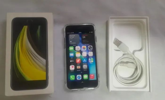 iPhone SE 64 Tela Esta Com Trinco mais não atrapalha nada vai com capinha e pelicula
