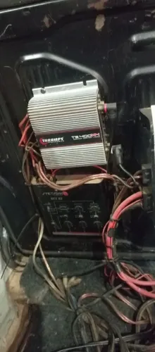 Peças de som automotivo em bom uso.