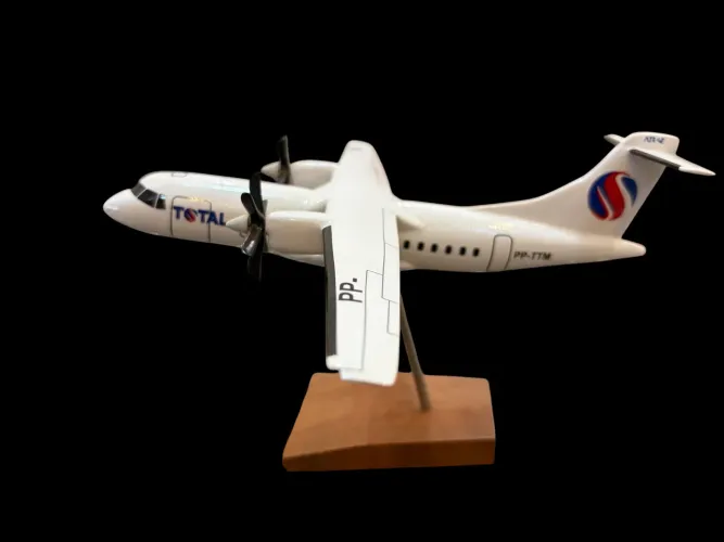 Maquete em resina ATR42 Total Linhas aéreas 24x26cm