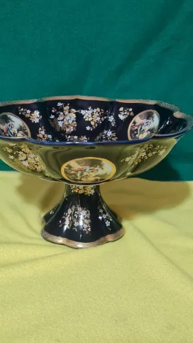 Fruteira  limoges com cenas galantes.