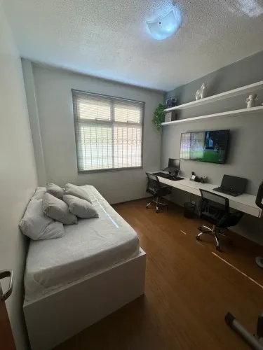 Cama em MDF, mesa e prateleiraa