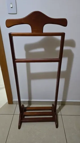 Cabideiro de chão em madeira