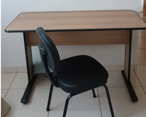 Escrivaninha intacta. Comprada na loja Nosso Lar há menos de um ano. Intacta. 120x60