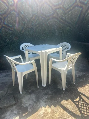 Mesa de plástico, branca, quadrada Tramontina com 4 cadeiras de plástico, brancas