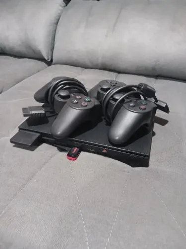 VIDEO GAME - PLAY STATION 2 - COM DOIS CONTROLES E JOGOS EM PENDRIVE.