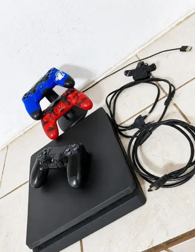 PS4 Slim 1TB + 3 Controles + Base de carregamento + Cabos - Funcionando Perfeitamente