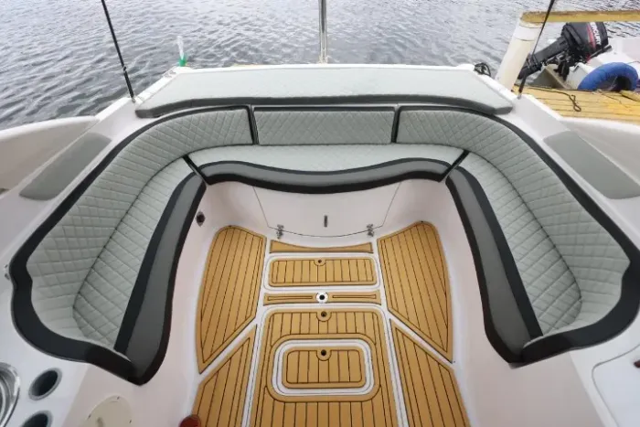 Lancha 27 pés Caprice - Motor Volvo Penta 270HP V8
