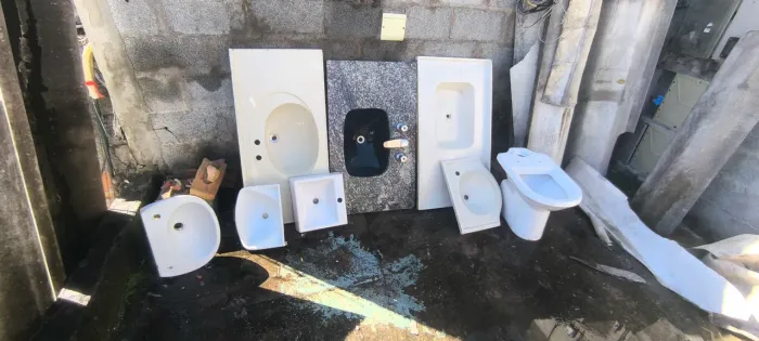 Vende-se pias,de cozinha,e lavatório Vaso da deca, pias com torneira em granito