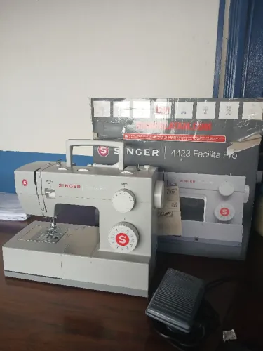 Máquina de Costura Singer Facilita Pro 4423 Mecânica 127 Volt
