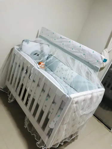 Berço com estofado captonê semi novo