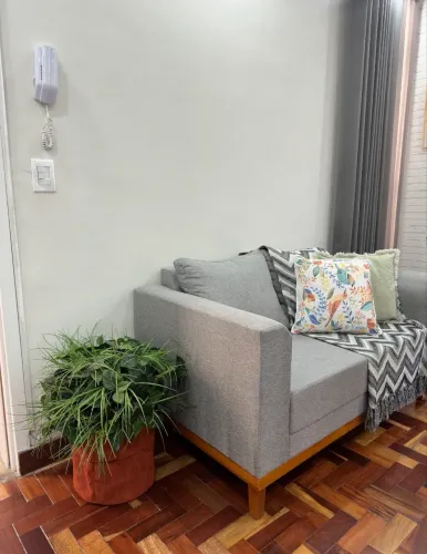 Sofá pequeno dois lugares + painel 