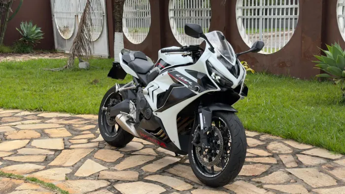 Honda CBR 650R 2024 com 4.600km IPVA 2026 PAGO