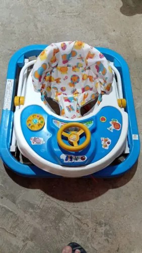 Carrinho de bebê e andador.