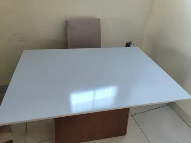 Mesa com 4 cadeiras