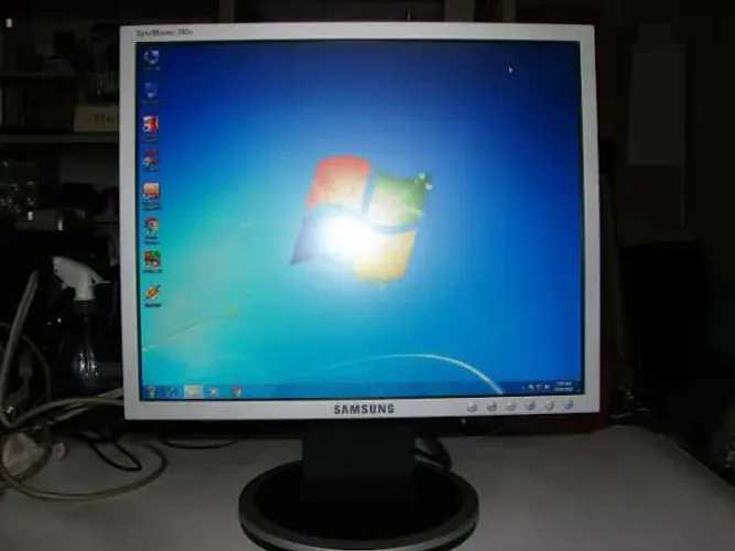 Monitor Samsung system master 740n