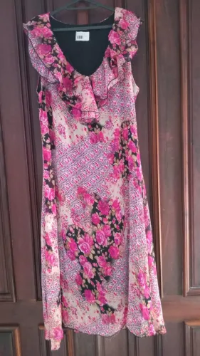 vestido novo tam p florido midi sem mangas com babado no decote cor rosa