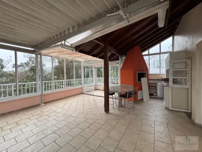 Casa com 02 dormitórios na Agronômica