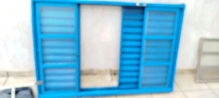 Vendo uma Janela de aço e um vitro de alumínio
