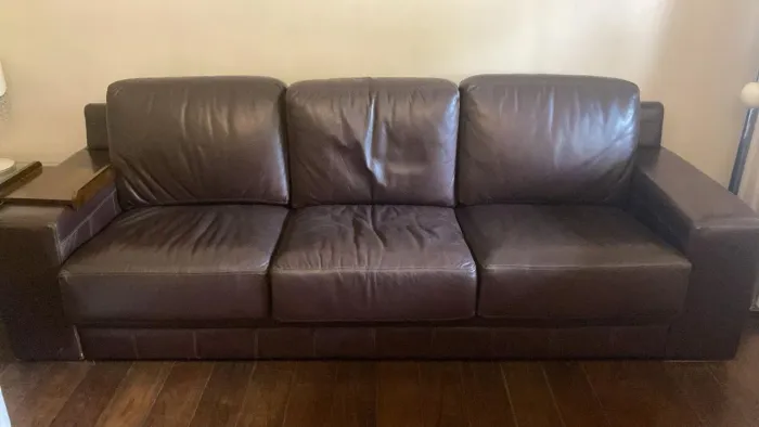 SOFA DE COURO MARROM 3 LUGARES