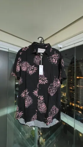 *MEGA PROMO* Camiseta Guess Pink Pineapple Black Hawaiian Shirt - P/M - Original - Preta
