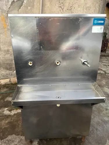 Bebedouro  industrial de 100 litros em inox 220V .