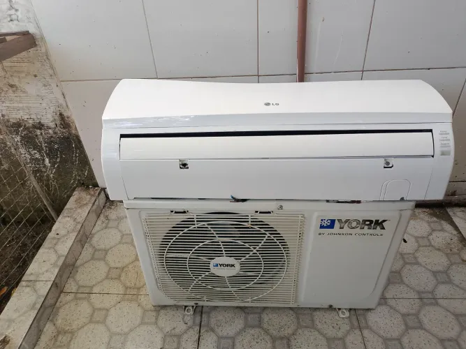 Ar condicionado LG 9mil BTUs gelando bem gás recolhido ...gás R22 contato *39