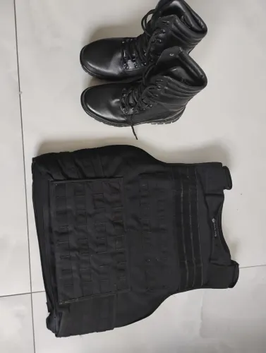 Vendo capa de colete e coturno