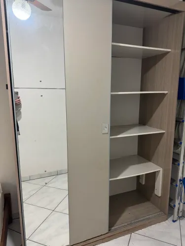 Roupeiro duas portas para ajuste na parte inferior, mas ok para quem precisa