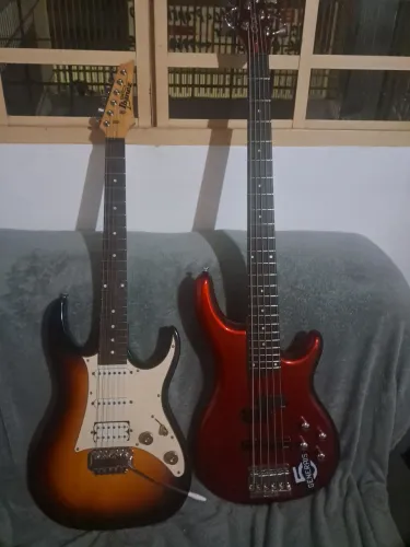 Guitarra, contra baixo e amplificador de baixo