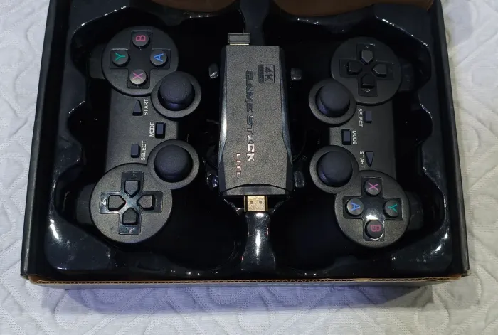 VÍDEO GAME COM DIVERSOS JOGOS RETRÔ CLÁSSICOS - GAME STICK COM 2 CONTROLES 